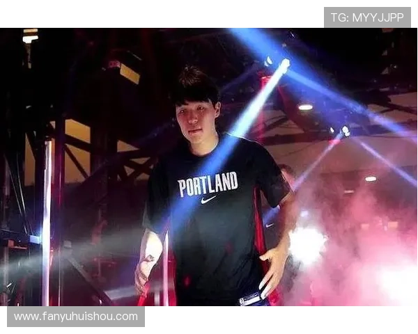 小杨将演唱会前夕媒体人揭秘开拓者休息日与新秀整蛊活动 小杨将演唱会前夕媒体人揭秘开拓者休息日与新秀整蛊活动